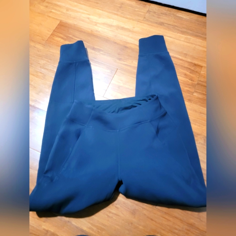 Lululemon black tight joggers.